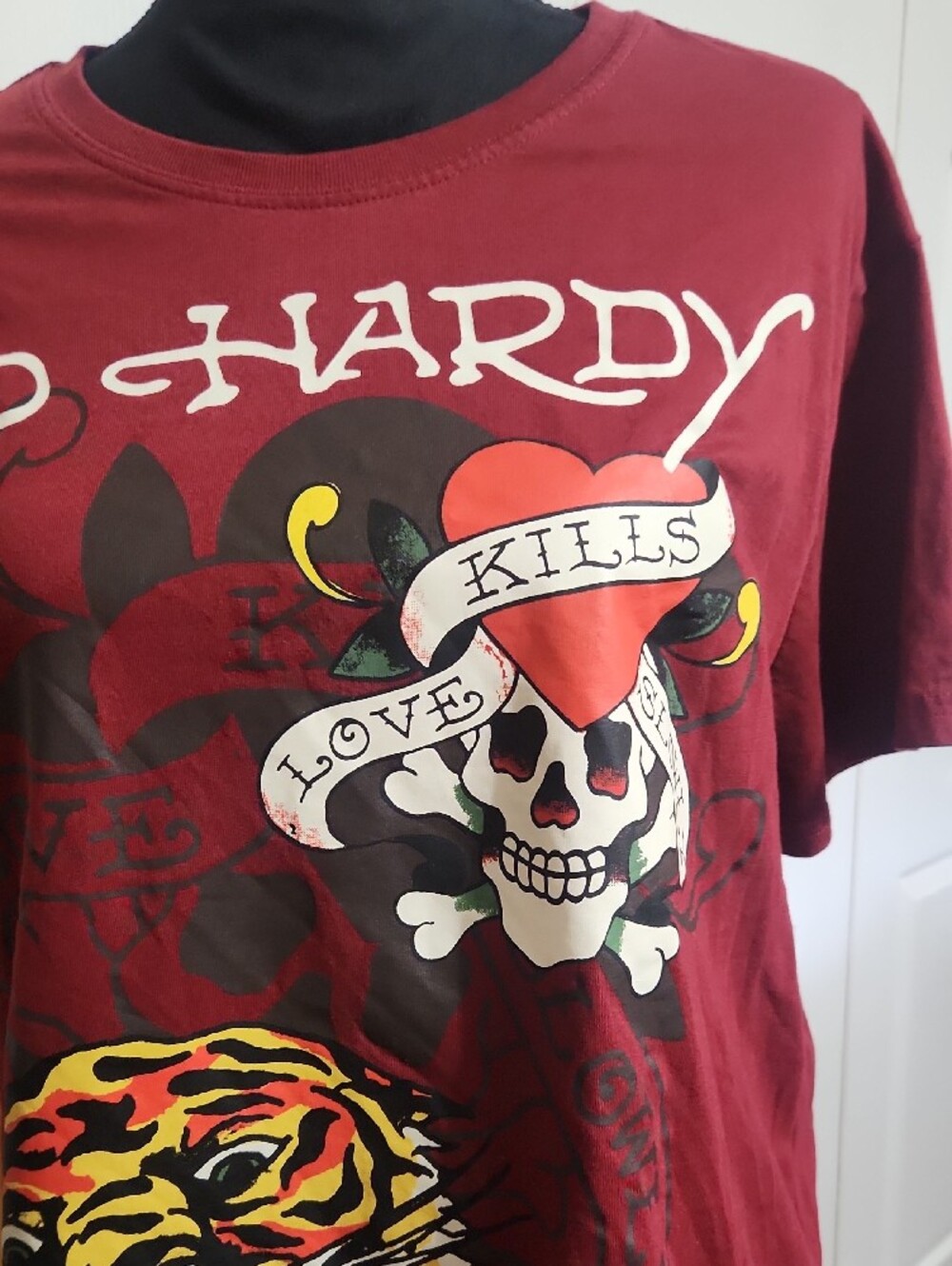 Ed Hardy Burgundy " Love Kills" Tee with Tiger & Skull Heart - Picture 2 of 5